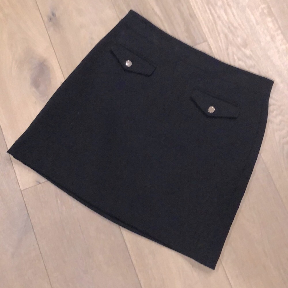 Classic short lined black skirt with front pockets
